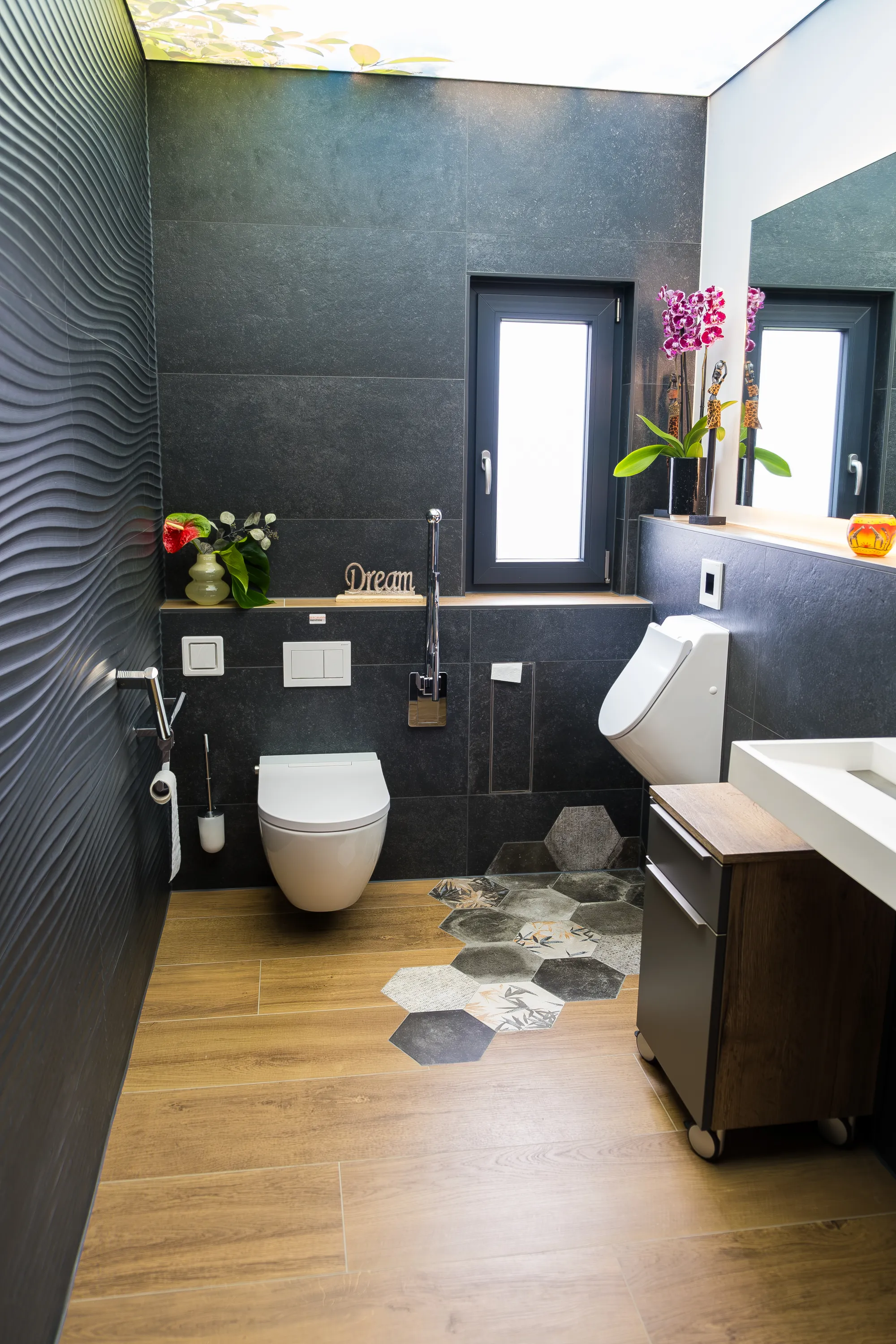 Referenzbad mit Holzoptik und Hexagon-Fliesen